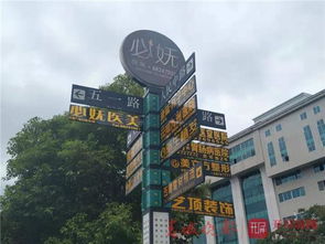 昆明路牌变广告牌？市民游客齐呼“辣眼睛”，城市“门面”该治治了